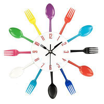 horloge industrielle cuisine colorée